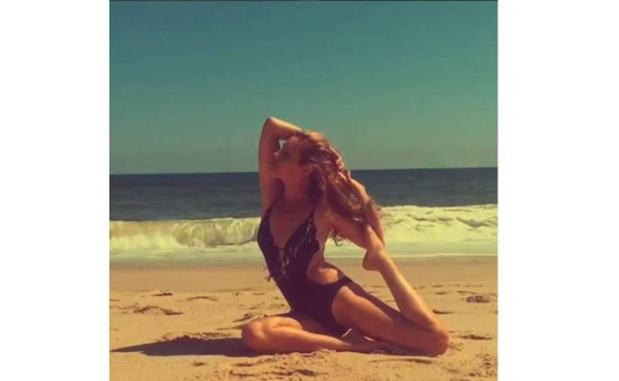 “El mejor lugar para practicar el yoga es la playa, ya que la arena es irregular, hay mucha brisa moviéndote y el sonido de las olas trata de alterar tu concentración”, escribió la cantante en el pie de la grabación.