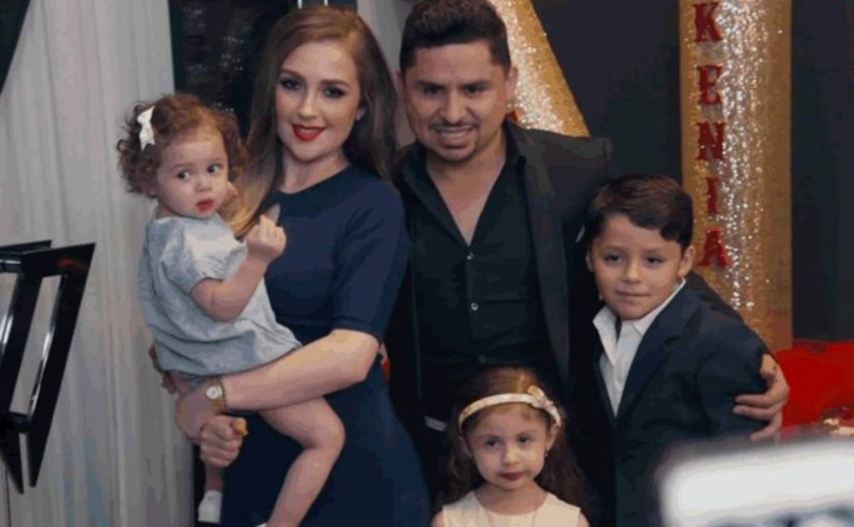Larry Hernández junto a su esposa e hijos.