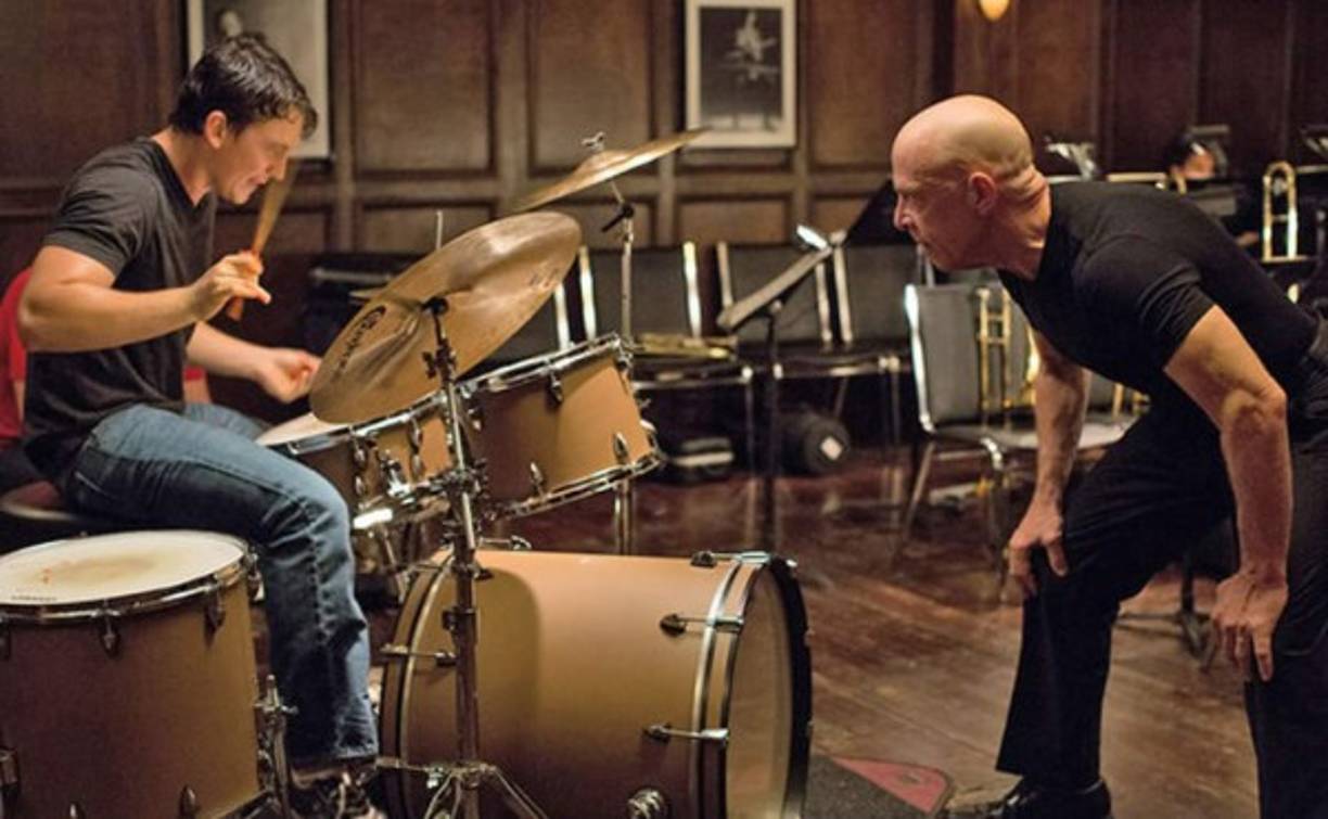 'Whiplash': La película cuenta la historia de un joven músico que se esfuerza lo más que puede para llegar a lo más alto de su carrera musical como batería de jazz. Por otra parte, un profesor de orquesta descarga sus frustraciones en él, lo que hace que el joven empiece a perder su humanidad en su lucha por el triunfo musical a nivel nacional.