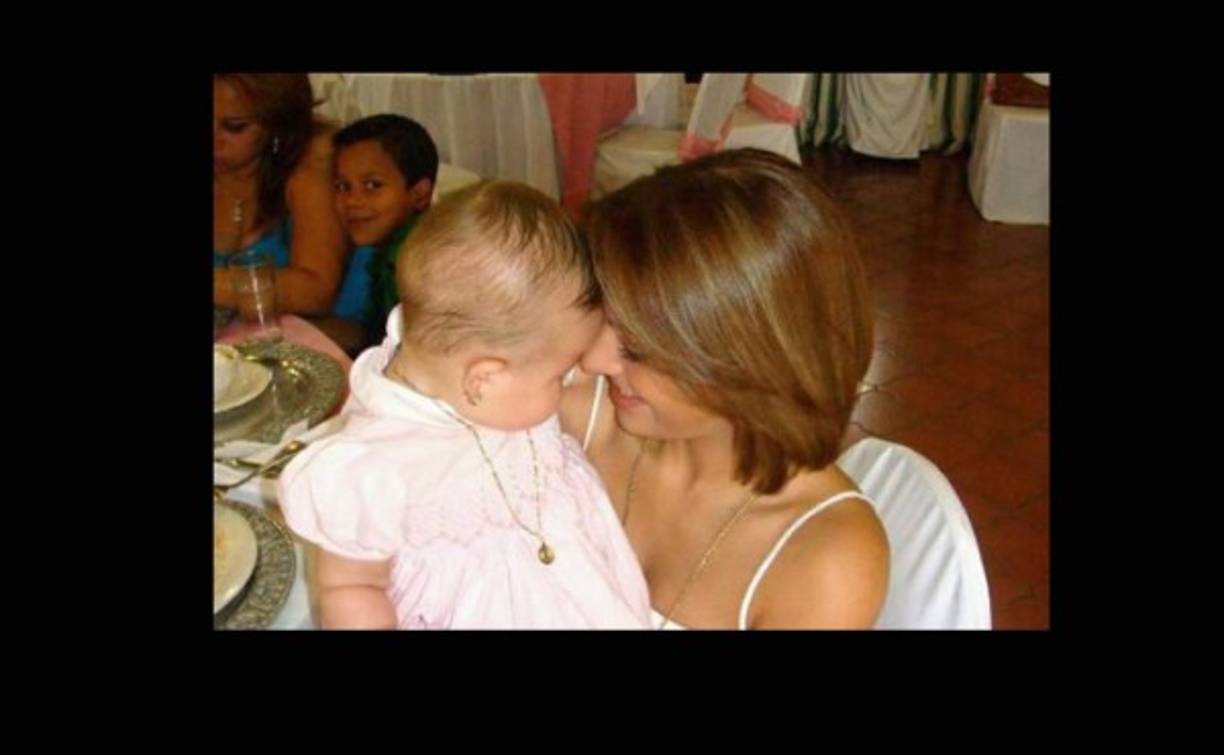 Nathalia Casco en el bautismo de su pequeña lució un cabello más corto.