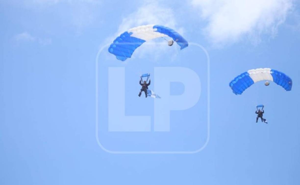 Los paracaidistas se llevaron los aplausos y ovaciones de los espectadores.