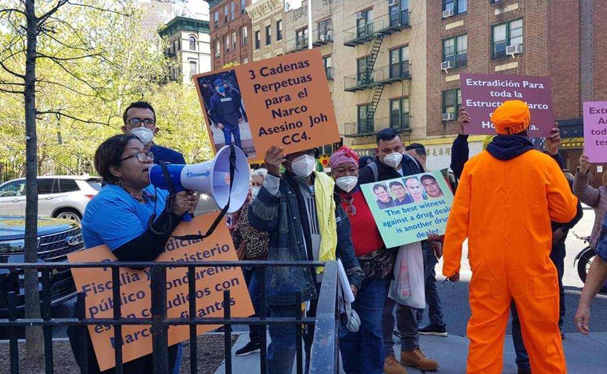 Los hondureños llevaron carteles y megáfonos para manifestarse afuera de la Corte. 