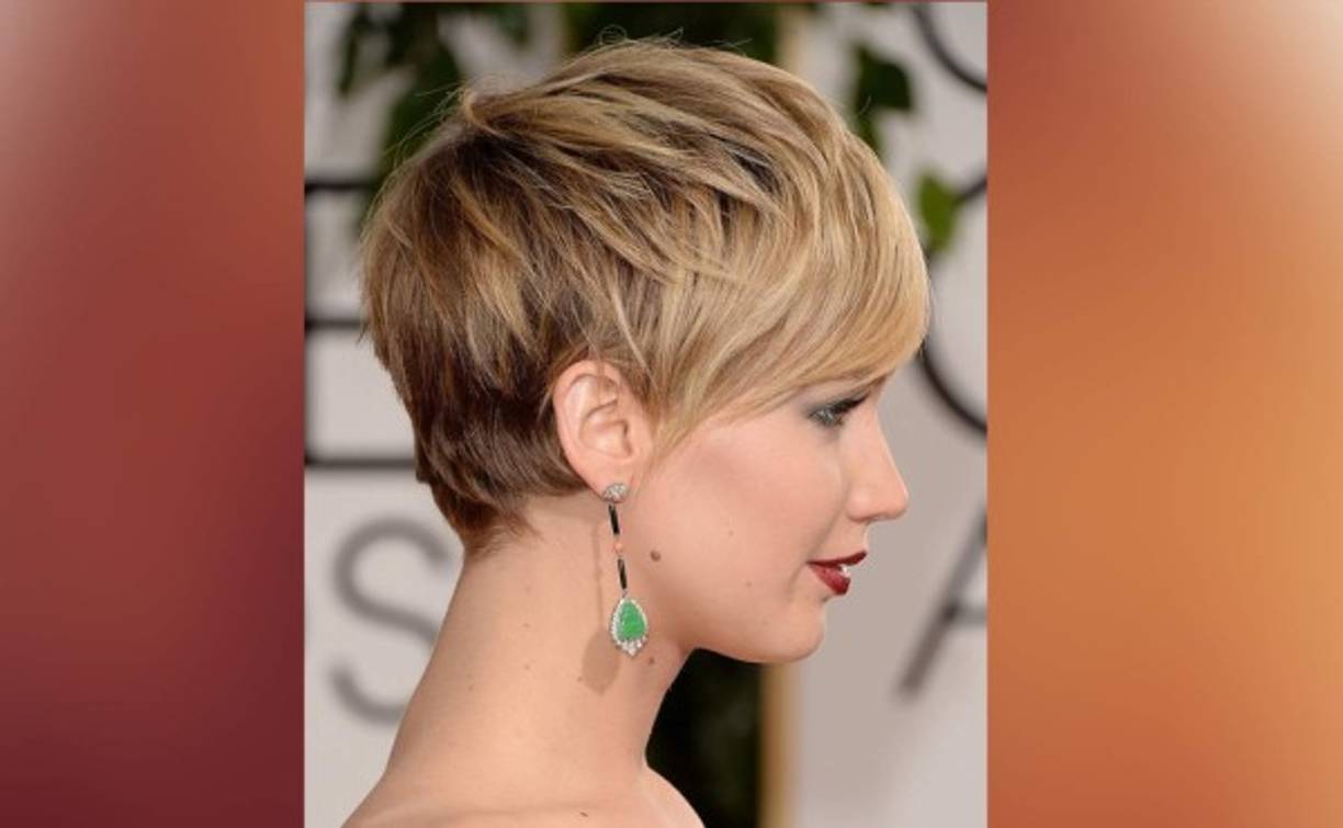 El peinado que la actriz Jennifer Lawrence popularizó sigue vigente, pero peinado al estilo Mullet: capas con volumen, despeinado atrás, fleco de lado al frente.