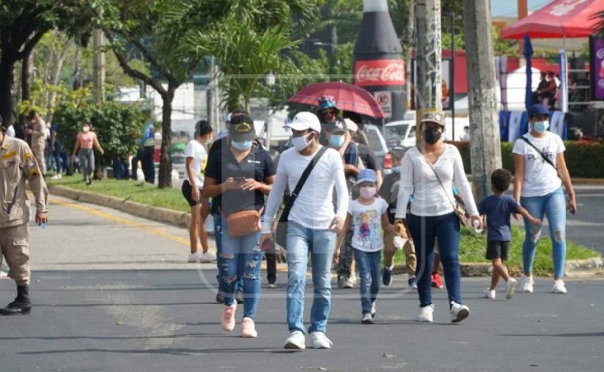 Algunos ciudadanos llegaron a los puntos de partida que concentraron los desfiles en este Bicentenario.
