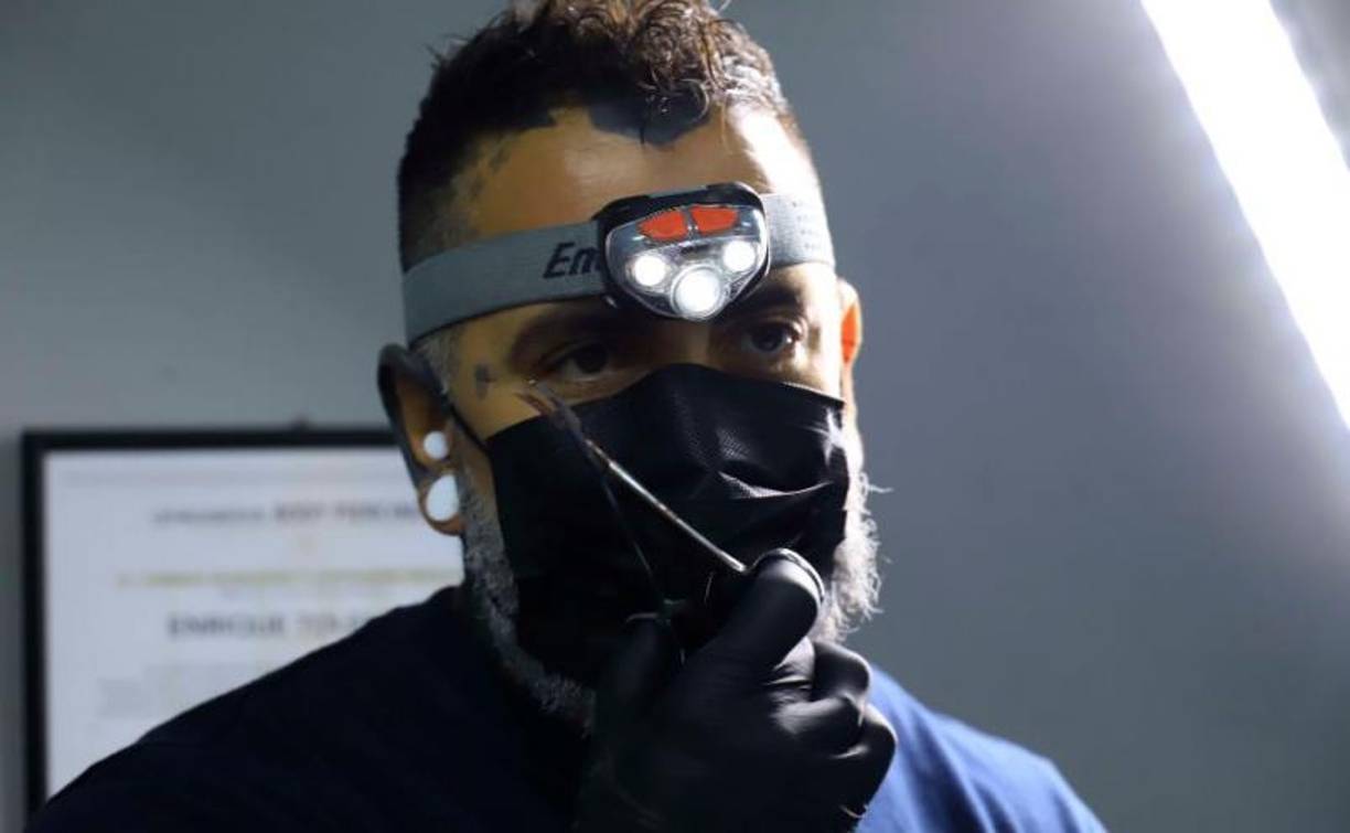 El segmento que más se realiza tatuajes a nivel nacional comprende un rango de entre 18 y 30 años, según estimaciones de artistas, y los precios oscilan desde 500 hasta 50,000 lempiras.