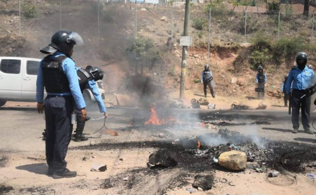 La Policía sigue presente en las protestas para asegurarse de mantener la tranquilidad.