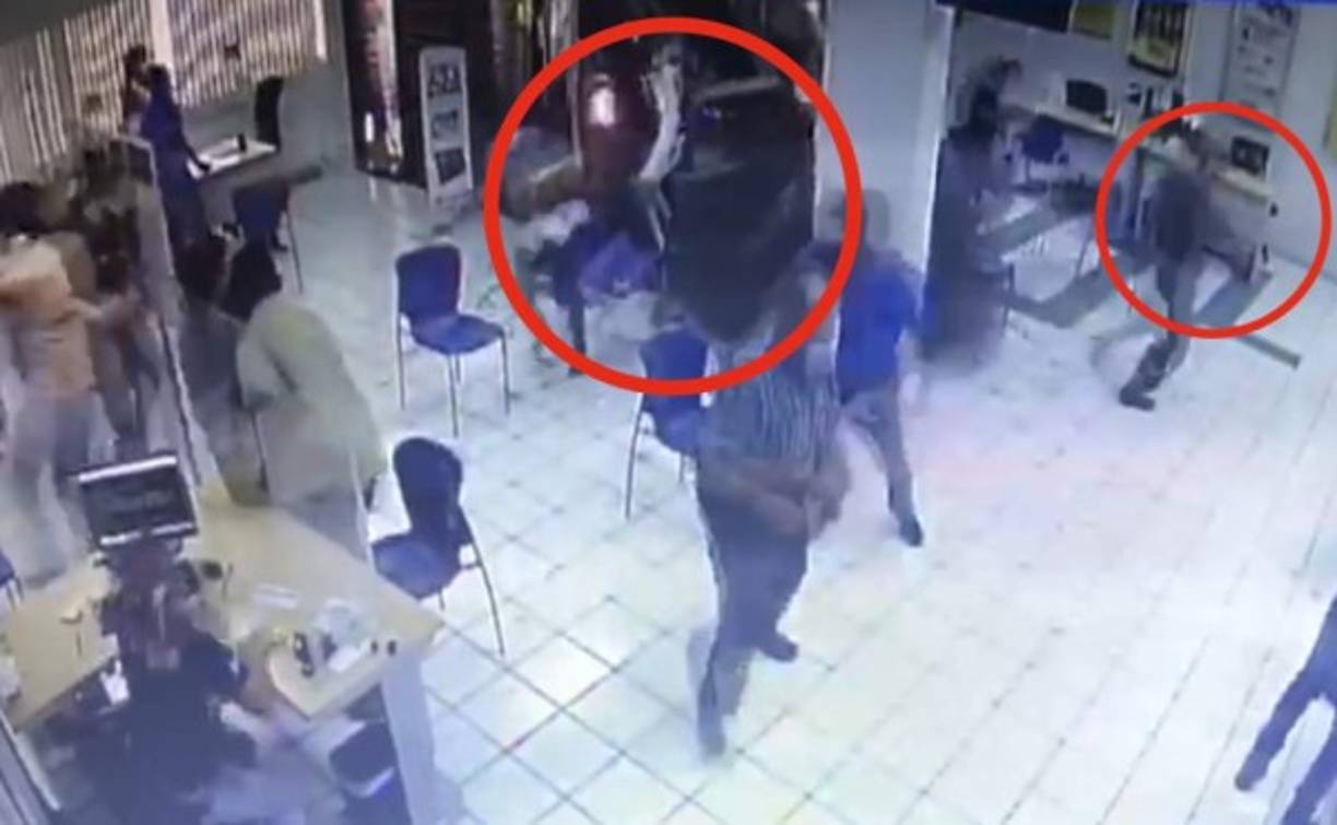 Según quedó grabado por las cámaras de seguridad del banco, la persona que conducía el vehículo perdió el control cuando iba retrocediendo en los estacionamientos del lugar y se llevó de encuentro las paredes y puertas principales del banco, ingresando violentamente al mismo.