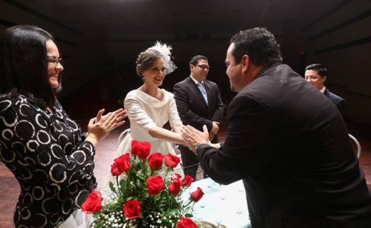 Ya la boda en serio, pero nunca falta el toque de la risa. Es el abogado Ángel Ortiz quien los casa.