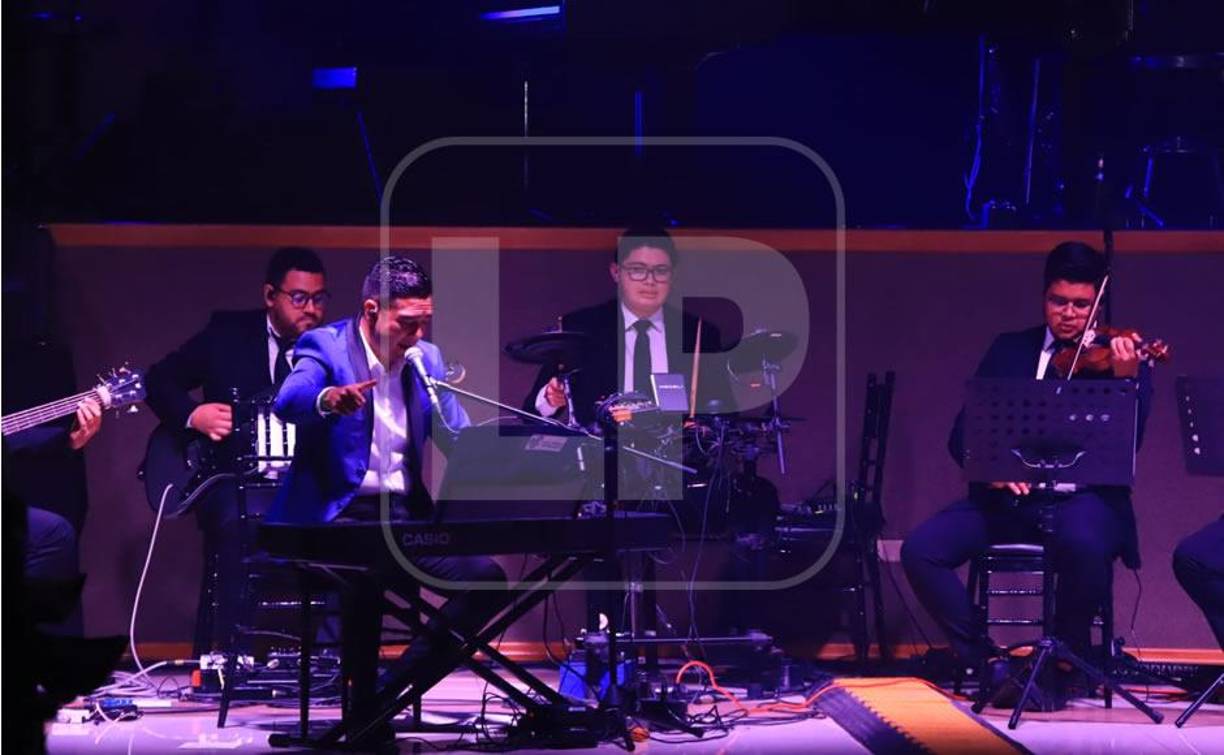 La Orquesta Más música más esperanza abrió el telón con grandes éxitos del recuerdo.