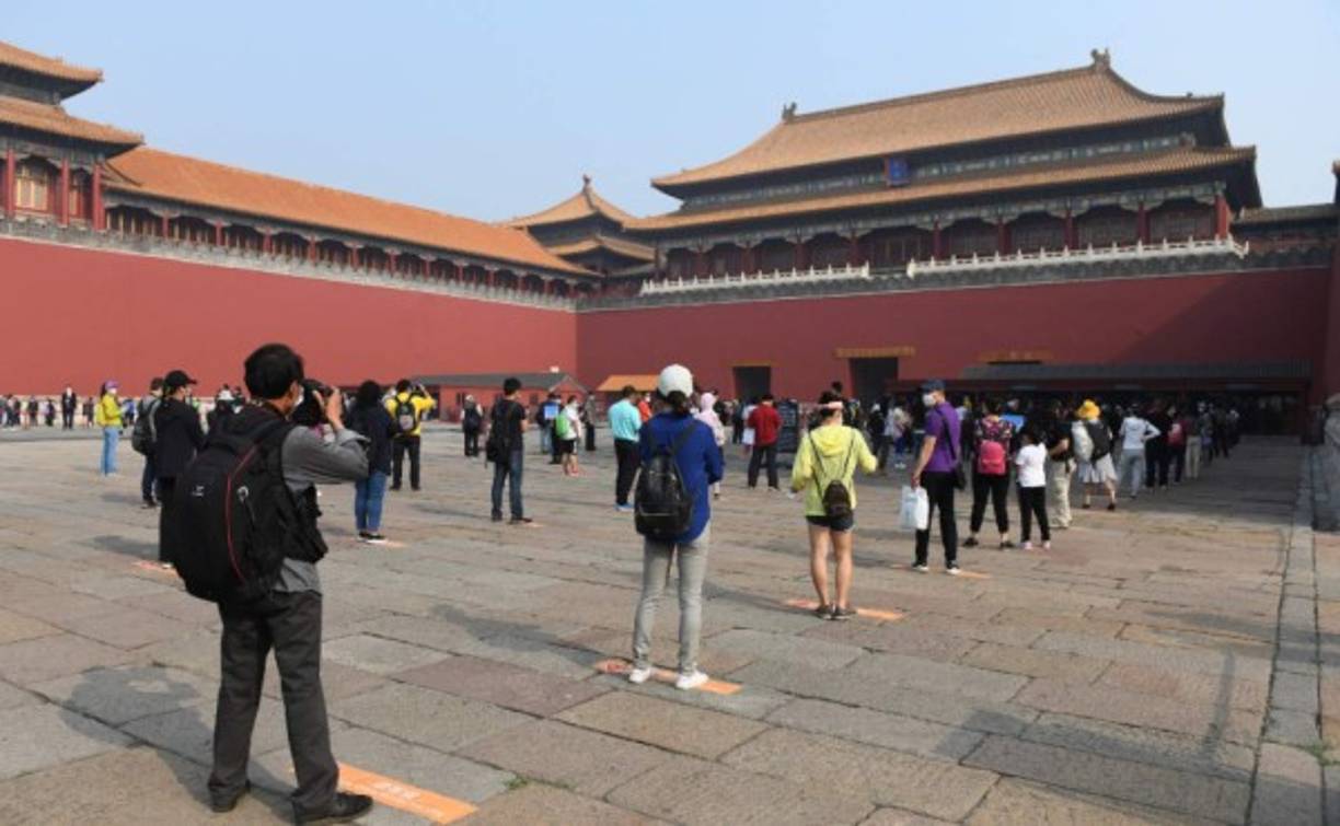 La epidemia dañó gravemente el sector del turismo, muy desarrollado en China gracias a una gran red de trenes de alta velocidad y a numerosas compañías aéreas.