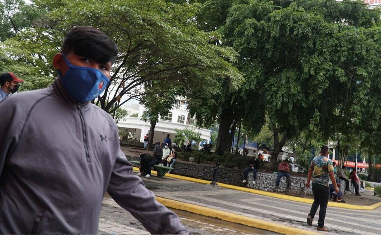 Las autoridades pidieron a la población abrigarse bien ante los efectos del clima. 