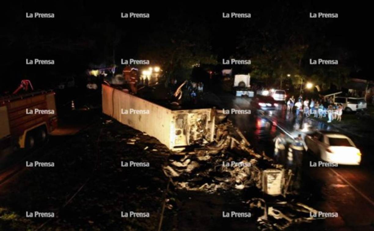 Un padre y su pequeña hija murieron al ser arrollados el 22 de enero en un accidente con una rastra cuando se conducían en una motocicleta en la carretera que de Puerto Cortés conduce a San Pedro Sula. <br/><br/>Los occisos fueron identificados por sus familiares como Guadalupe Navarro (de 34 años) y su pequeña hija Génesis Navarro (de 10), quienes regresaban de Puerto Cortés de hacer unas diligencias personales y en Puente Alto, Choloma, fueron víctimas del accidente.<br/><br/>El hecho ocurrió a eso de las 4:00 pm cuando, según testigos, en una propiedad estaba ingresando un camión cisterna y el motociclista y su hija se detuvieron a esperar que el pesado vehículo hiciera la maniobra, pero atrás venía una rastra, la que el conductor habría intentado frenarla, pero arrolló a los ocupantes de la motocicleta.