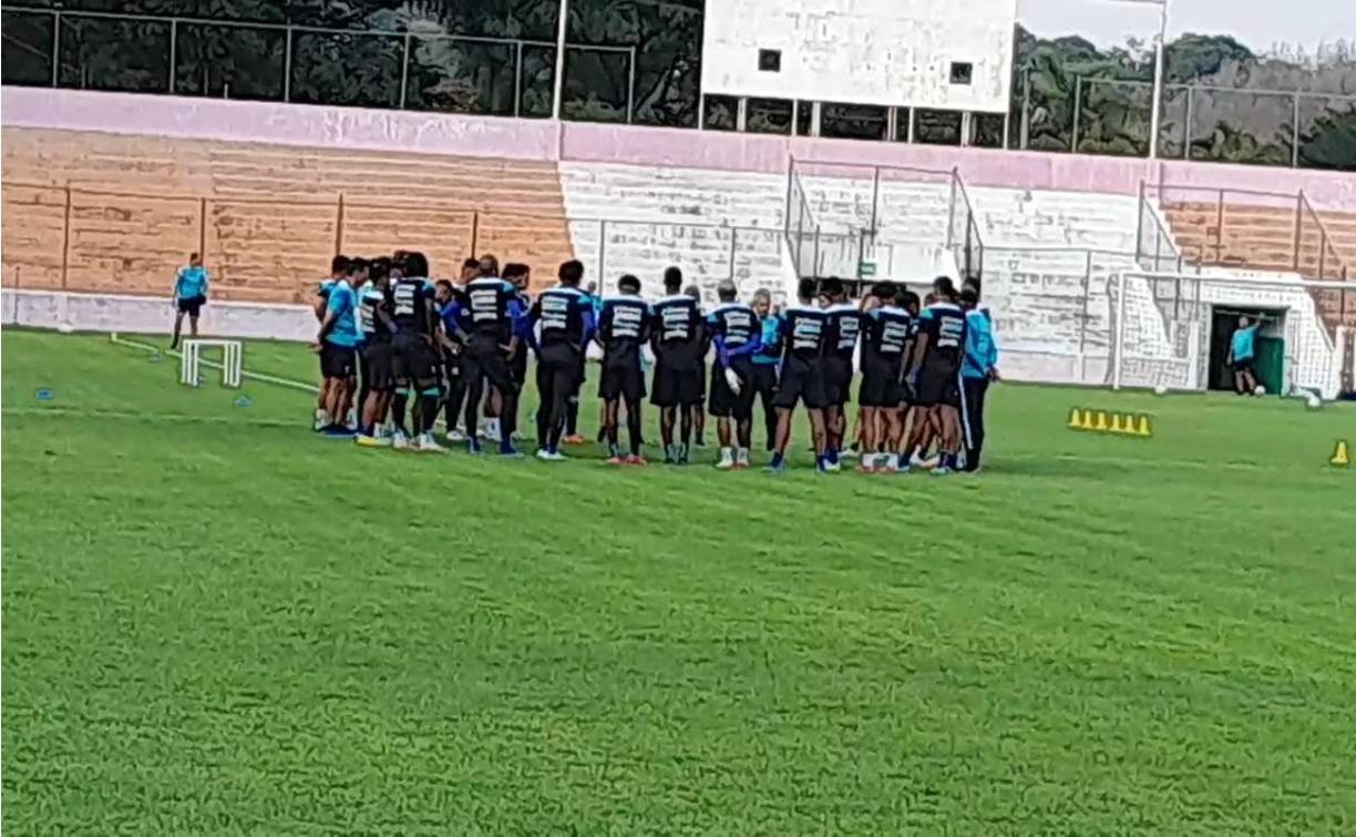 El seleccionador de Honduras, Reinaldo Rueda, le dio una charla a los jugadores antes del entrenamiento en el estadio Mariano Matamoros.