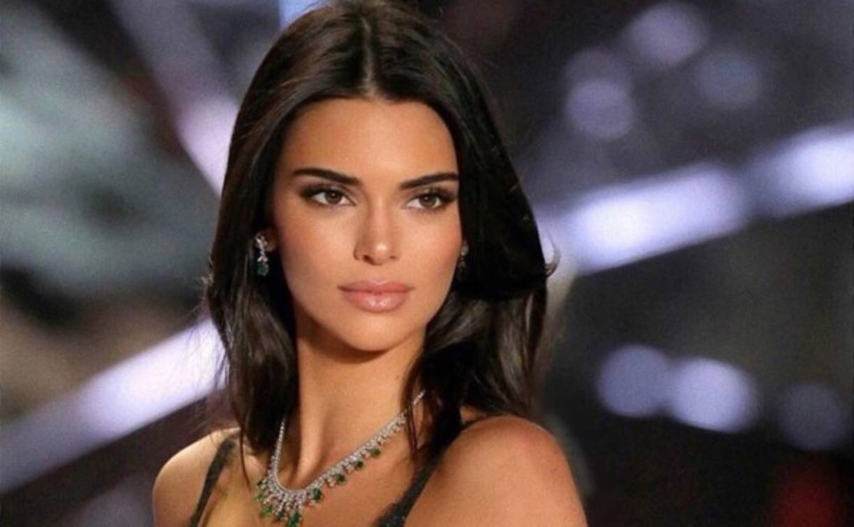 La modelo Kendall Jenner alborotó a millones de internautas en las redes sociales al mostrar su escultural figura en bikini.