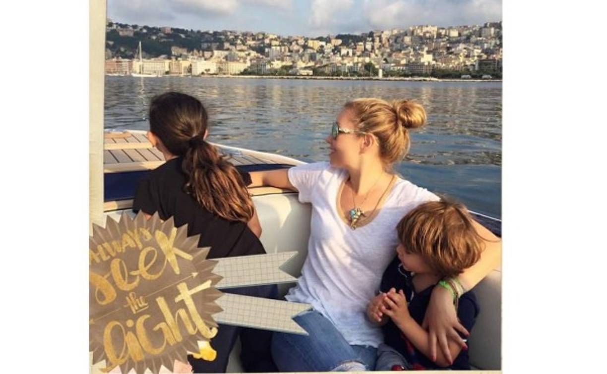 Thalía en la isla de Capri con sus hijos Matthew Alejandro y Sabrina Sakaë.