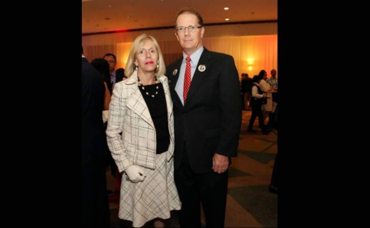 Kristin y James Nealon, la distinguida pareja diplomática de EUA.