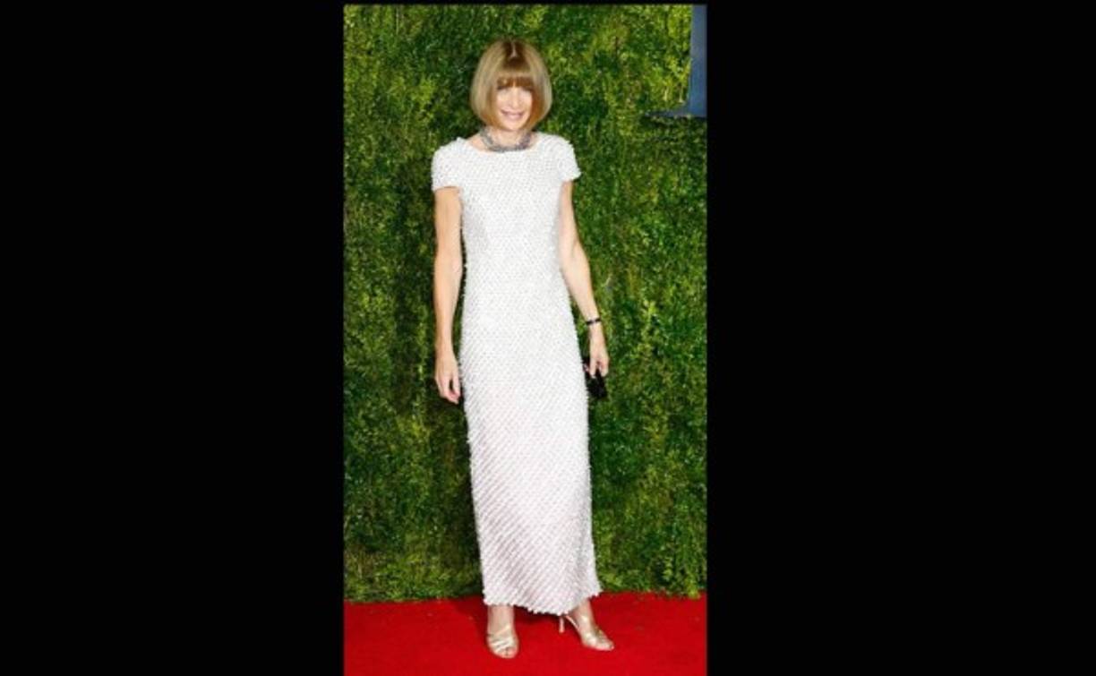 Anna Wintour.La editora de Vogue eligió un vestido blanco con detalles en relieve para desfilar por la alfombra de la premiación.