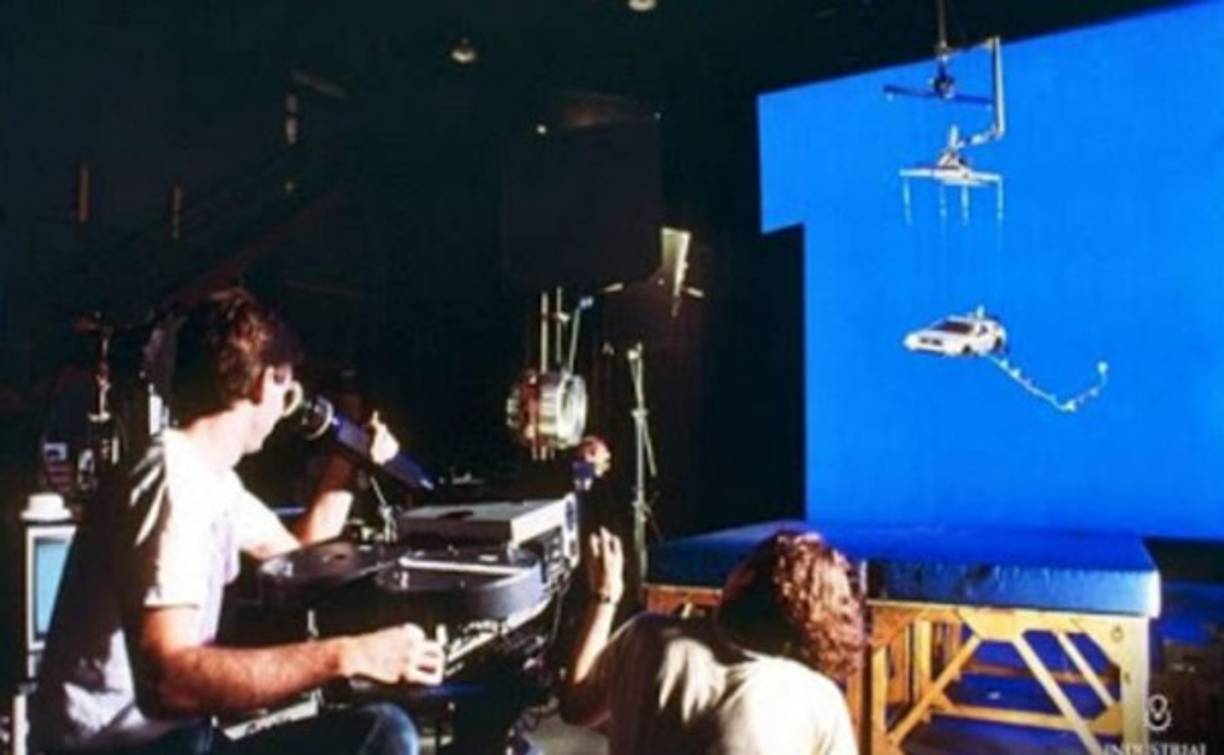 En una toma del DeLorean volando por los aires... En realidad es un juguete con fondo azul para después hacer el montaje.