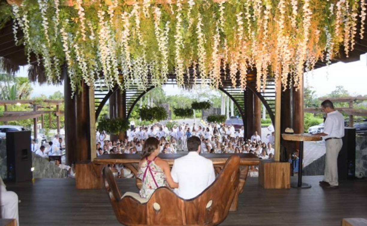 Bajo un torrente de flores y follaje y con muebles rústicos, la pareja disfrutó.