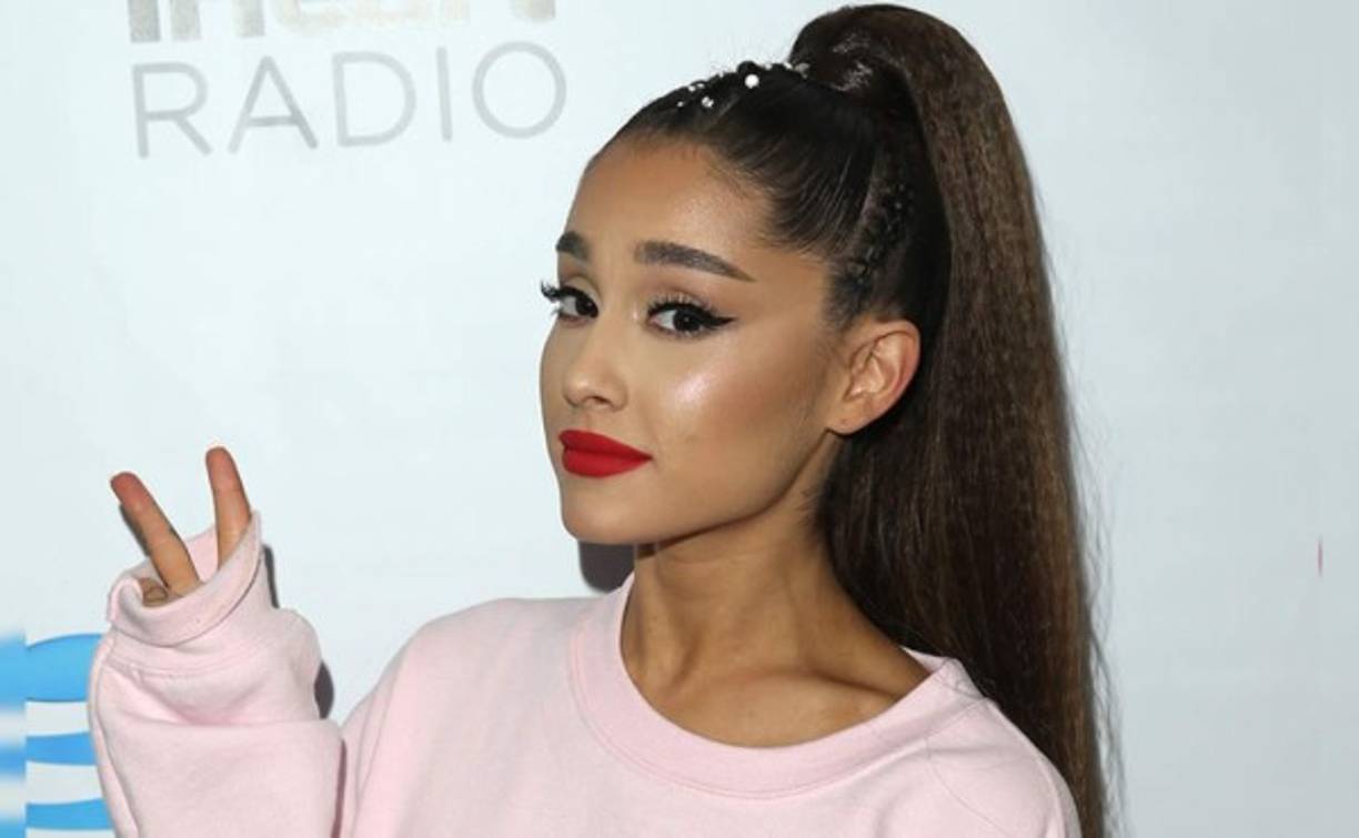 La cantante parece otra persona en las fotos tomadas para la revista Vogue edición británica, donde aparece con el cabello rubio platino y suelto, además de un maquillaje mínimo que le da un aspecto muy diferente.<br/>