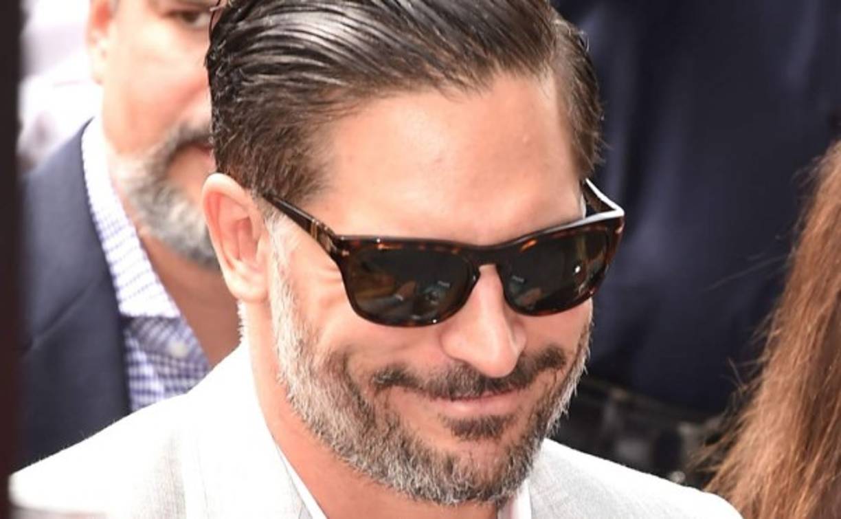 Joe Manganiello no dejó de acompañar a su prometida mientras recibía su estrella en le paseo de la Fama de Hollywood.