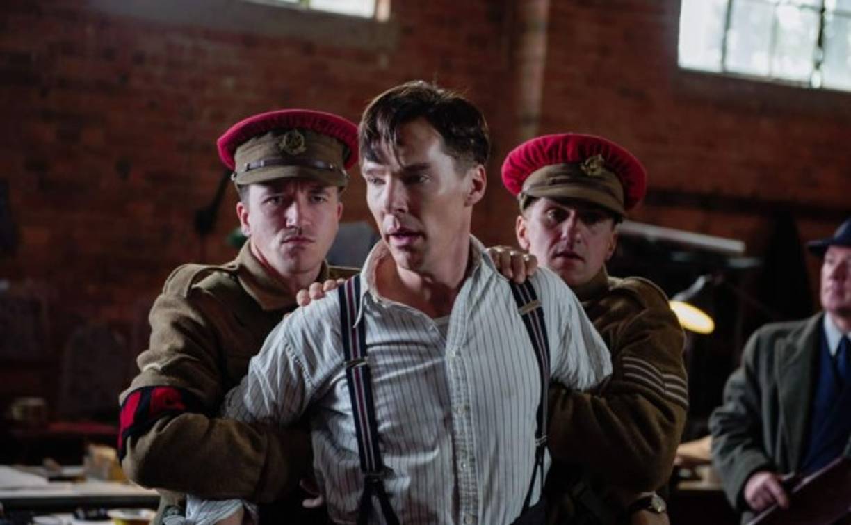 'The Imitation Game': La película narra la carrera contra el tiempo de Alan Turing (Benedict Cumberbatch) y su equipo de descrifrado de códigos en su intento de romper el cifrado de la máquina Enigma de la Alemania Nazi en el ultrasecreto Cuartel General de Comunicaciones del Gobierno del Reino Unido, situado en la mansión de Bletchley Park durante los días más oscuros de la Segunda Guerra Mundial.