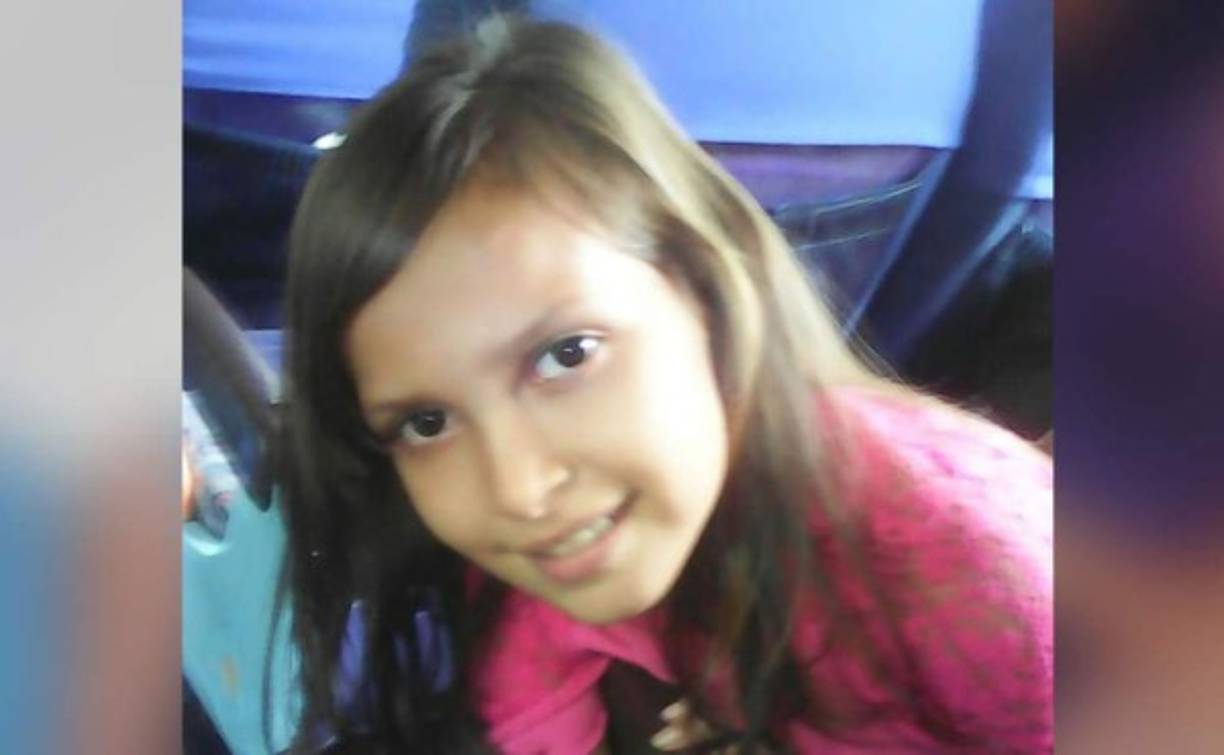 Con el rostro desencajado y las ilusiones partidas llegó este viernes, procedente de México, la hondureña Olga Marina López quien perdió a su hija el pasado miércoles cuando intentaba cruzar en una balsa la frontera entre Guatemala y México. Olga Marina López relata que tres niños hondureños murieron, incluyendo a su pequeña, intentando buscar el sueño americano. Su hija Jennifer Gavarrete López hoy hubiera cumplido once años. Olga, su hija y otros migrantes salieron el pasado domingo hacia los Estados Unidos desde la comunidad de San Carlos de Omoa, departamento hondureño de Cortés, fronterizo con Guatemala.