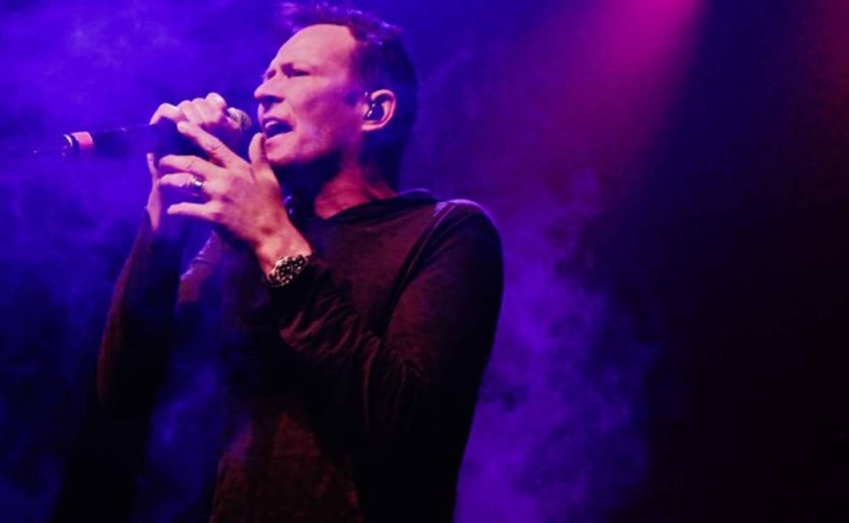 En 2003 se unió a Velvet Revolver, grupo que dejó en 2008 por conflictos personales. 'Me mantengo en el filo de la navaja permanentemente', había declarado a USA Today en 2011 aludiendo a sus adicciones.