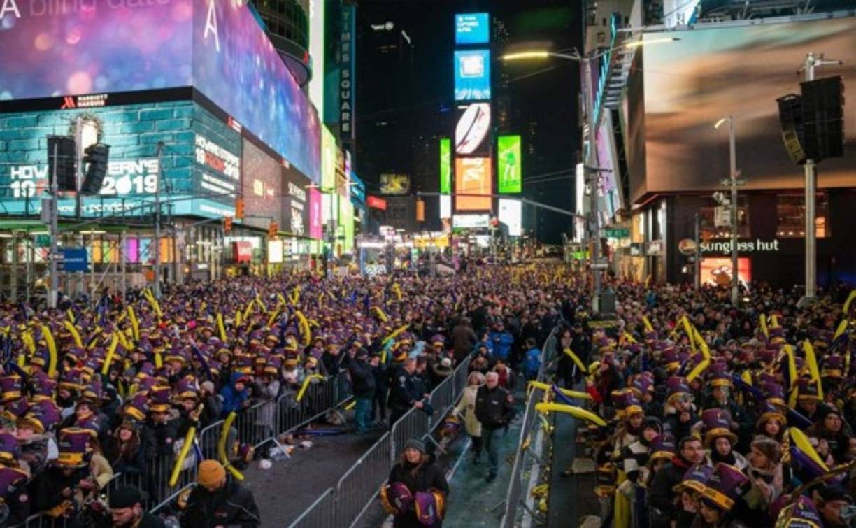 Más de un millón de personas se reunieron en la transcurrida plaza de Times Square para recibir el 2020. Crédito: David Dee Delgado