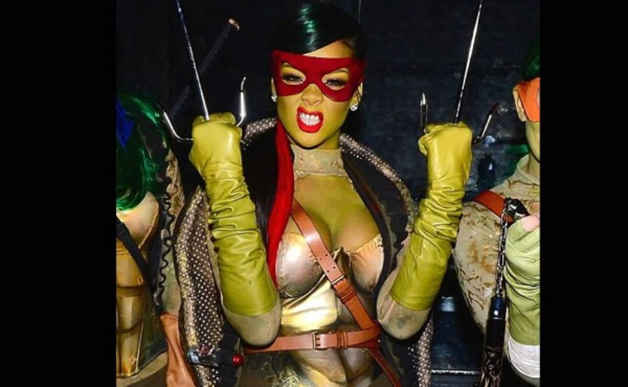 Rihanna se disfrazó de súper heroina de las Tortugas Ninja. Ella se dispuso a conquistar la noche. No deja de explotar su sensualidad. A como de lugar, 'RiRi' siempre levantará suspiros.