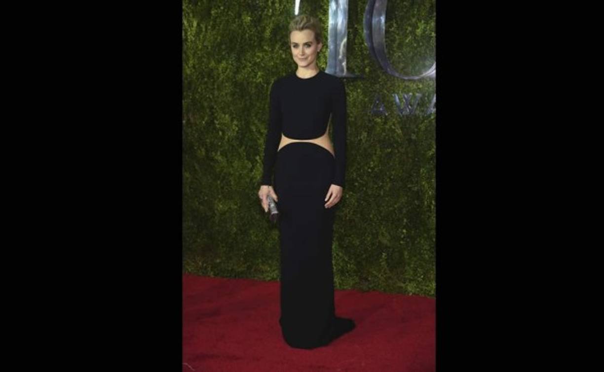 Taylor Schilling. Su 'look': Con vestido negro con transparencias, de Michael Kors.