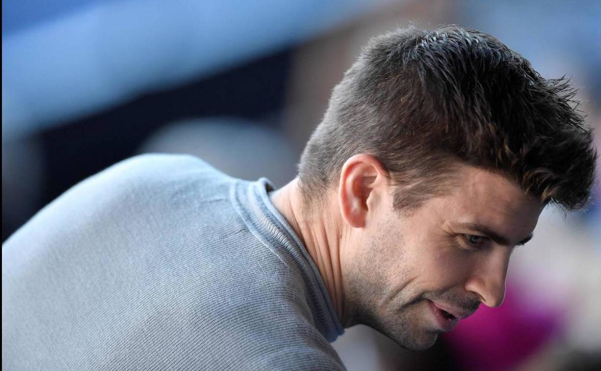 Piqué publicó un tweet, en enero de este año, en el que aseguraba ingresar un salario de 2.3 millones de euros semestrales, pero EL MUNDO explica que esta cantidad no incluía las bonificaciones o premios pactados en el multimillonario contrato.