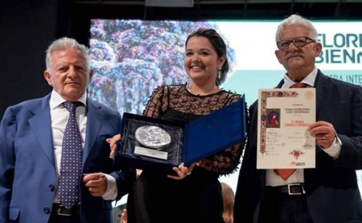 En la XI Edición Bienal de Muestra Contemporánea de Arte que se realizó del 6 al 15 de octubre en Florencia (Italia), la hondureña María Echeverri se hizo acreedora al premio al segundo lugar Lorenzo Il Magnífico, en la categoría Arte de Joyería. El evento se realiza cada dos años con artistas o representantes de más de 70 países, que compiten en 12 categorías de arte, en busca de convertirse en ganadores del Premio Lorenzo Il Magnífico.