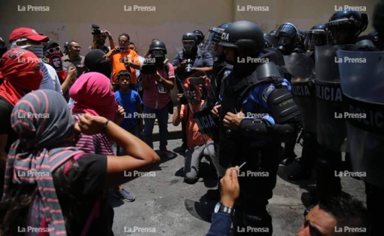 No se conoce la razón por la que inició el enfrentamiento, aunque si hay registro fotográfico y de videos de que los encapuchados iniciaron a hacer reclamos a los policías que resguardaban el orden en el parque central.