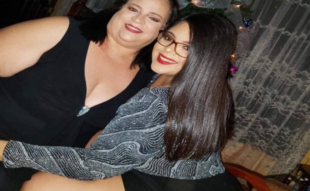 La joven Lucía Suárez encantada de tomarse fotografías con su mamá.