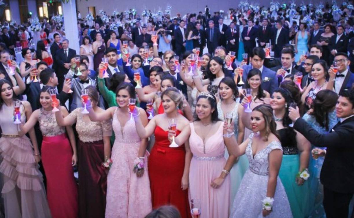 La promoción 2017 de bachilleres de la Academia Americana.