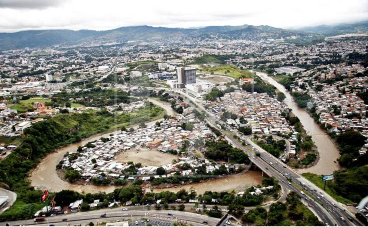 Sin duda, la capital sigue enfrentando los mismos problemas, pese a las experiencias pasadas y ser una ciudad donde se erigen grandes obras de infraestructura.