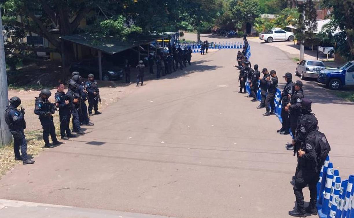 Autoridades policiales mientras se preparaban para su presentación. 
