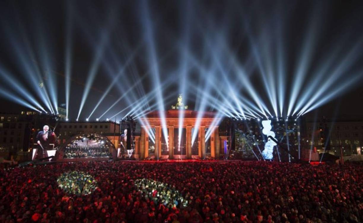 Luces, globos y fuegos artificiales hubo en la celebración de los 25 años de la caída del muro de Berlin.