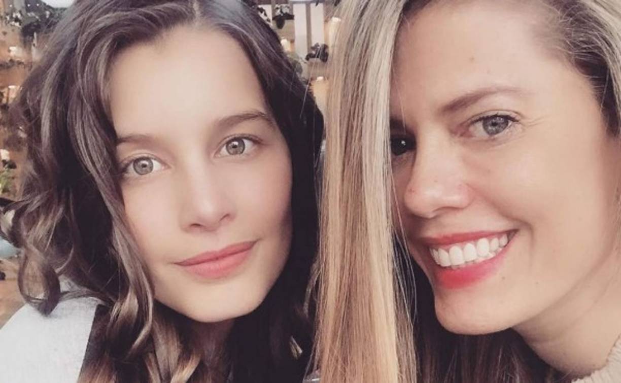 Pocos saben que la actriz colombiana Lorna Cepeda, recordada por interpretar a la peliteñida Patricia Fernández en 'Yo soy Betty, la fea' es madre Daniela Paz, de casi 30 años, quien es heredera de su belleza y simpatía.<br/>