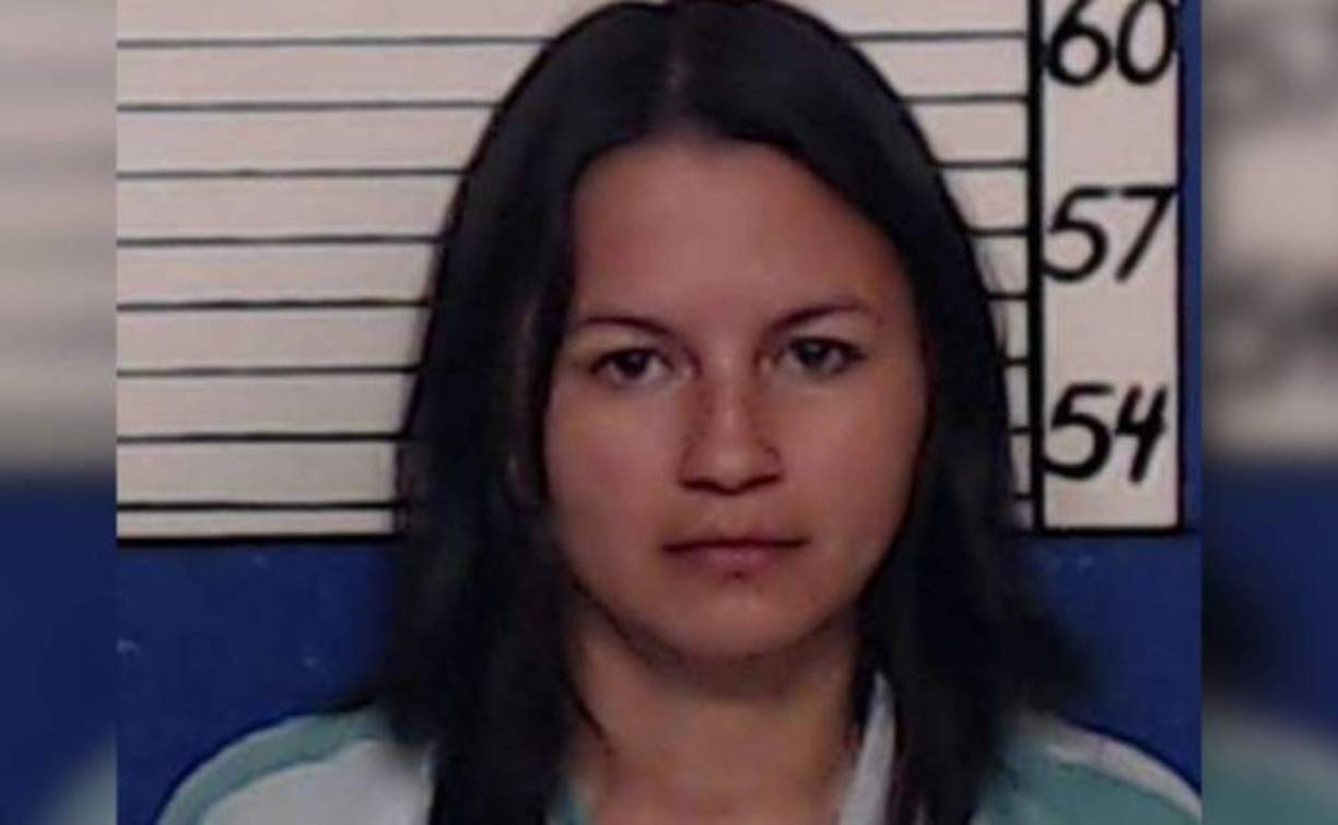 Una mujer de origen hondureño fue arrestada en Texas acusada de pagar a un traficante de inmigrantes (coyote) para trasladar a su sobrina de 15 años desde Honduras a los Estados Unidos donde la vendió por 6,000 dólares, informaron este jueves medios locales. La mujer, identificada como Gloria Elizabeth Romero, fue detenida el pasado martes en San Antonio, Texas, junto al hombre que supuestamente compró a la menor, identificado como Julio Amílcar Jiménez. El vocero de la Oficina del Sheriff de Comal, Antonhy Moreno, dijo que en abril pasado se inició una investigación, luego que una mujer adulta llamó a la policía de la comunidad de Kyle para reportar que la adolescente había escapado. La policía localizó a la adolescente en casa de Jiménez Ramírez, pero cuando la transportaban para devolverla a la custodia de Romero Pérez la menor denunció que la mujer la había vendido.