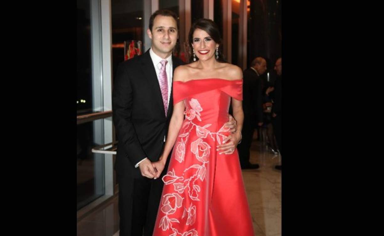 Los novios Roberto Daniel Facussé Mena y Sophie Adelle Andonie Zummar, muy elegantes. Él, de clásica etiqueta, y ella, con un impecable diseño de la firma Noir Sachin and Babi. <br/>