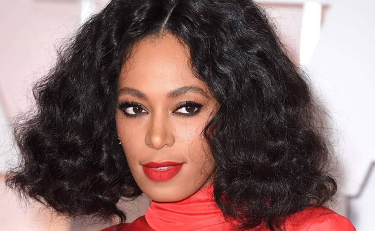 La tendencia es que las mujeres se dejen sus cabellos rizados o 'colochos' como le decimos en Honduras. Una de las embajadoras de este estilo es la hermana de Beyoncé, Solange Knowles.