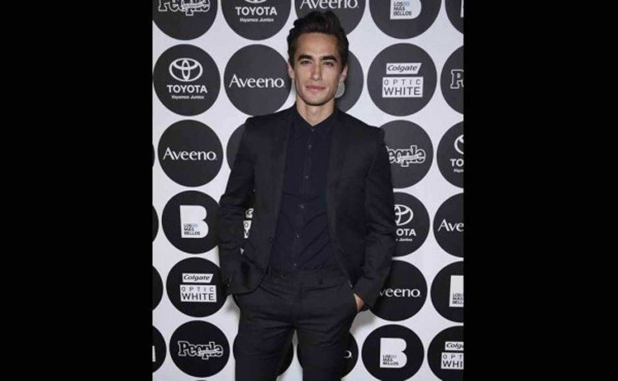 JOSÉ MORENO BROOKS. El actor eligió un traje de Bar III, camisa de All Saints y zapatos de Common Projects.