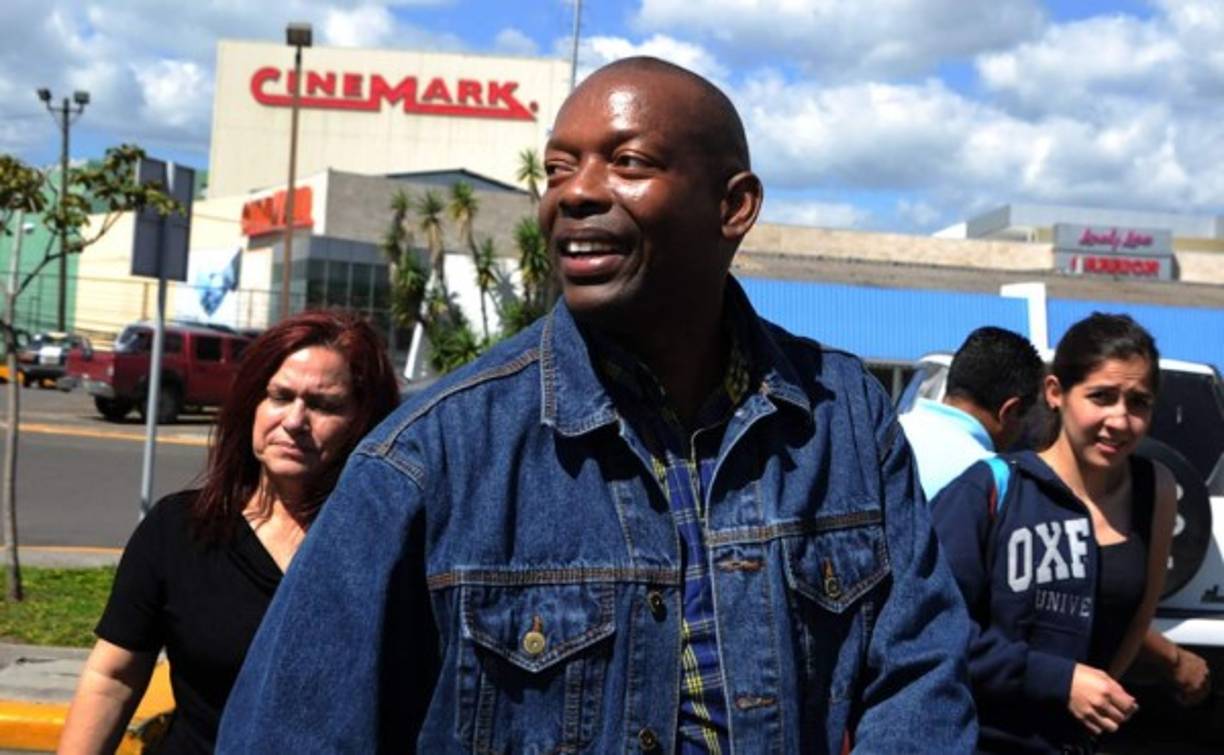 Amílcar Colón sintiendo el sol y la libertad por primera vez en su país natal.