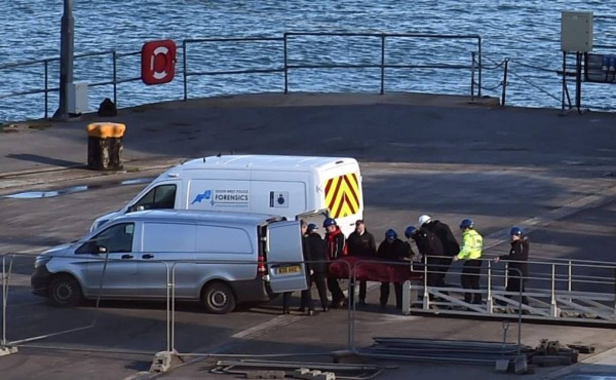 Salen a la luz las primeras imágenes del rescate de uno de los cuerpos hallados entre los restos de la avioneta en la que viajaba el futbolista argentino Emiliano Sala. Fotos AFP
