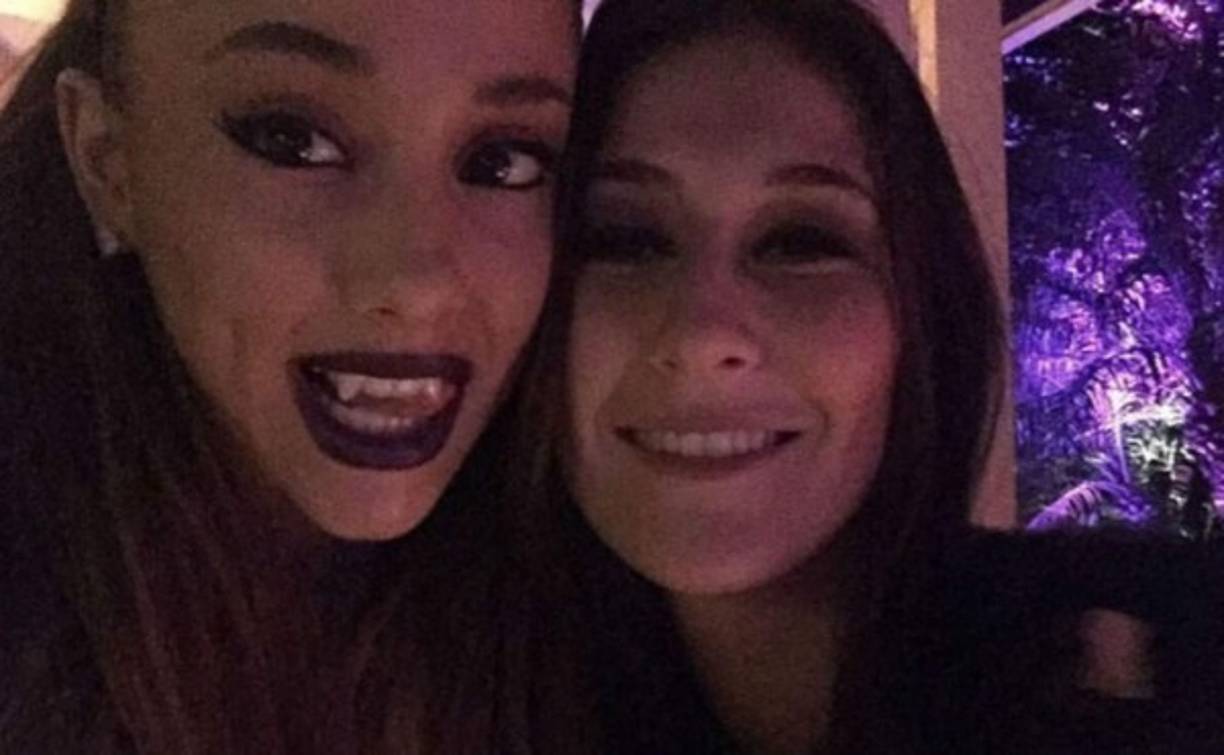Ariana Grande es una sexy mujer vampiro.