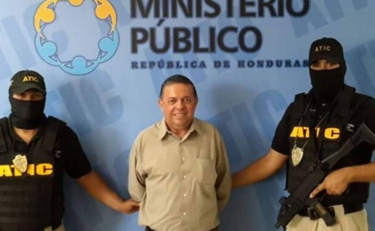 Dos miembros de la Policía fueron capturados este miércoles y se promovió un antejuicio contra un juez por estar supuestamente vinculados a actos irregulares y corrupción pública.