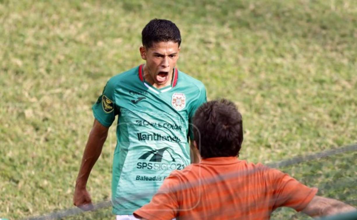 Cálix se fue a celebrar su golazo con el entrenador Héctor Vargas.