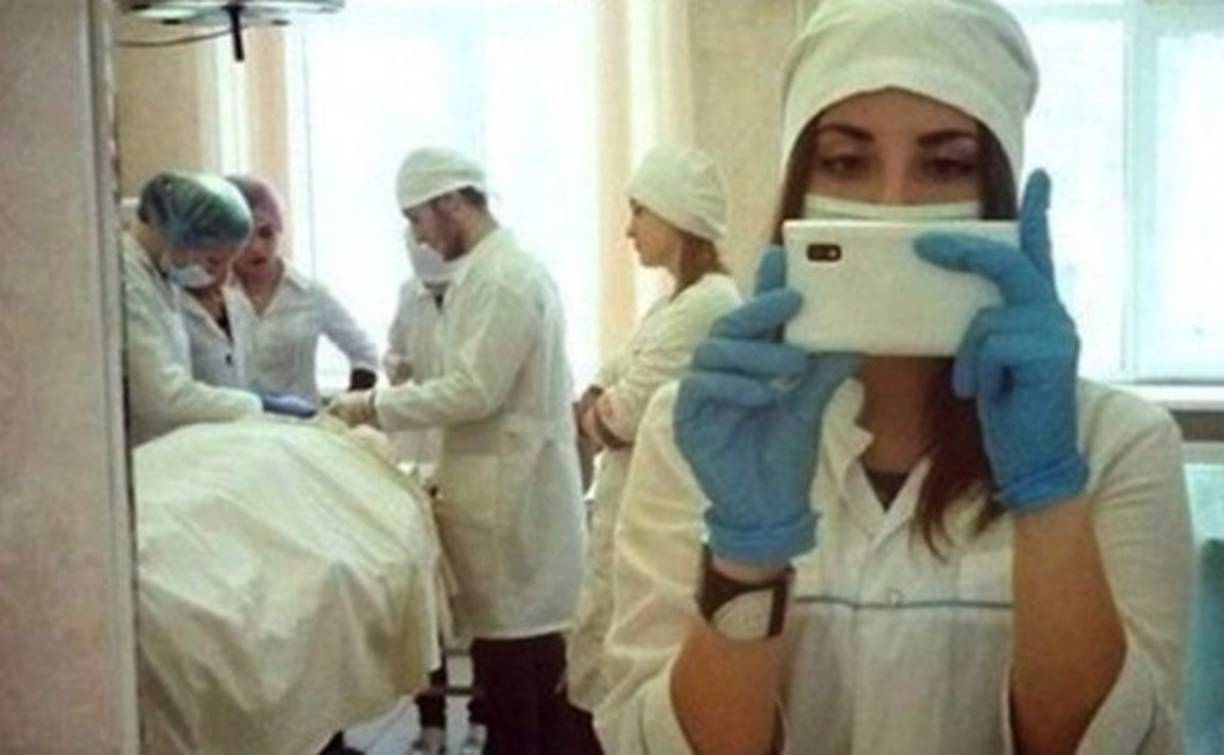 Varios estudiantes han sido sancionados por divulgar selfies con pacientes inconscientes durante cirugías en América Latina.